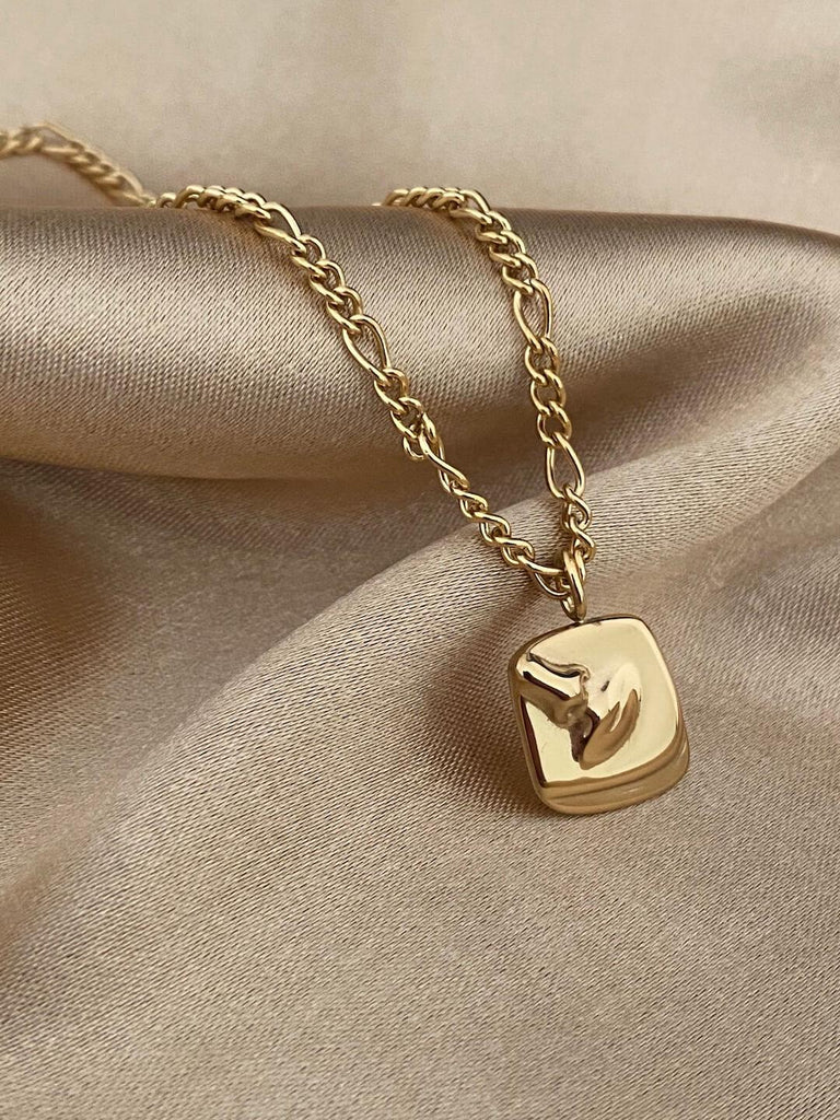 LE MONDE de ESSENTIAL Gold Face Charm Necklace - Saint Luca Jewelry