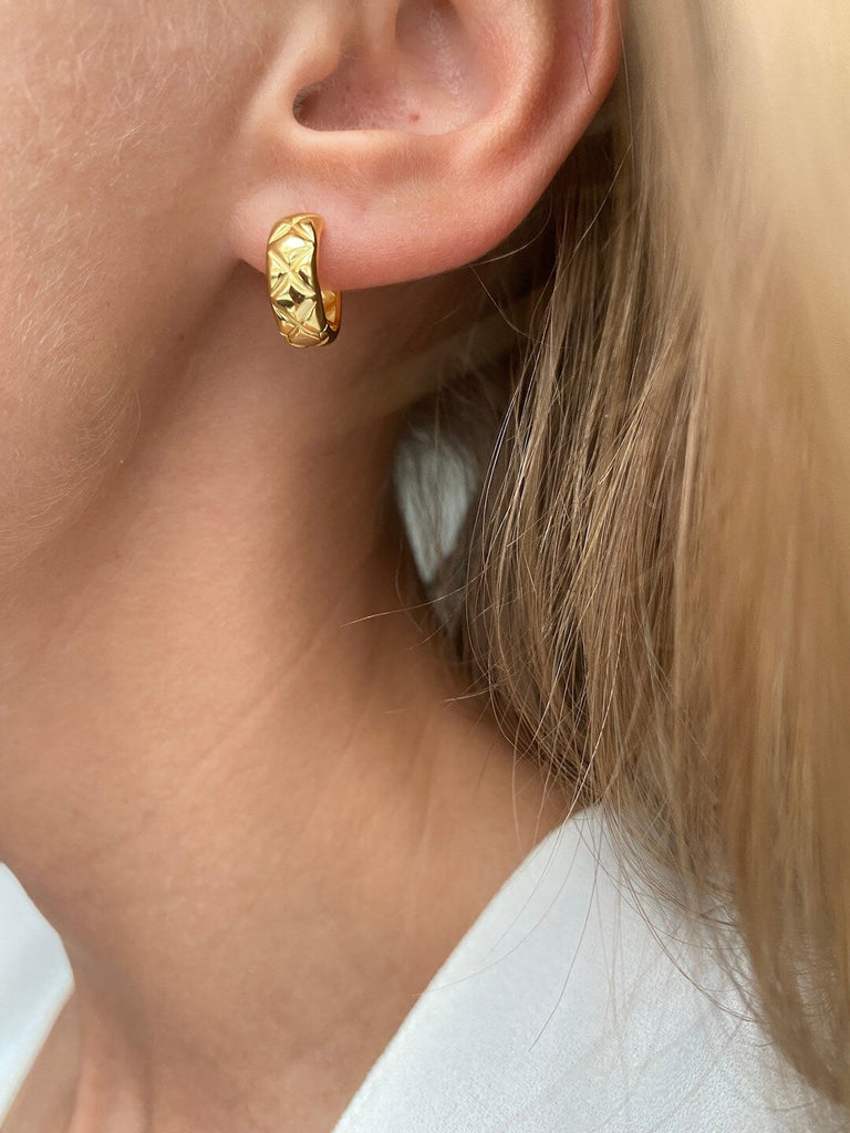 18K SANTE de ENCHAIN ATELIER Gold Small Huggies Earrings - Saint Luca Jewelry