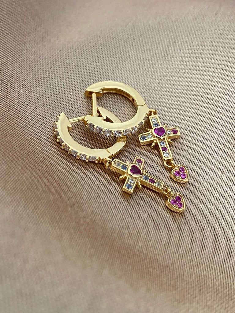 18K SCARLET AMORA  de Symphony Couture Gold Dangle Cross Earrings - Saint Luca Jewelry